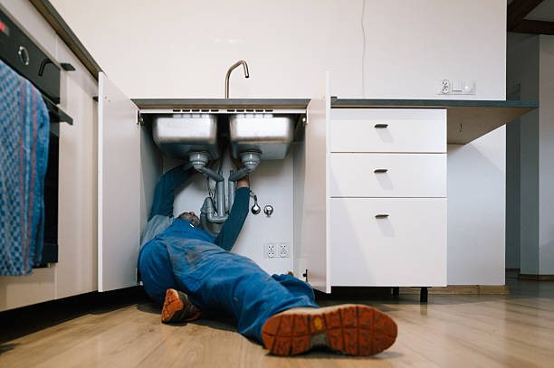 Professional Emergency Plumber technician working in Los Indios, TX